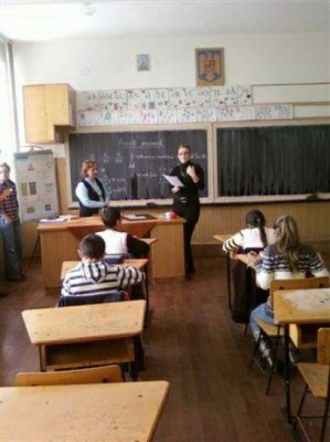 Poliţiştii constănţeni, alături de elevii de la Liceul Sportiv: program de prevenire a victimizării minorilor